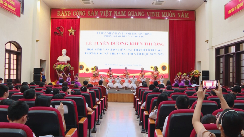 Th&agrave;nh phố Ninh B&igrave;nh tuy&ecirc;n dương học sinh, gi&aacute;o vi&ecirc;n c&oacute; th&agrave;nh t&iacute;ch xuất sắc