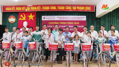 Hỗ trợ xe đạp cho học sinh c&oacute; ho&agrave;n cảnh kh&oacute; khăn