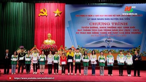 Gia Viễn tuy&ecirc;n dương khen thưởng học sinh giỏi năm học 2022 -2023 v&agrave; trao học bổng &ldquo;C&ugrave;ng em vượt kh&oacute; tới trường&rdquo;