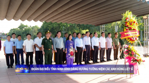 Đo&agrave;n đại biểu tỉnh Ninh B&igrave;nh d&acirc;ng hương tưởng niệm c&aacute;c anh h&ugrave;ng liệt sỹ