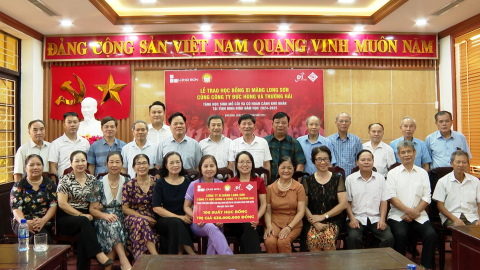 Trao học bổng cho học sinh c&oacute; ho&agrave;n cảnh kh&oacute; khăn