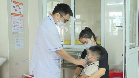 Nhiều trẻ nhập viện do ho, sốt, ti&ecirc;u chảy