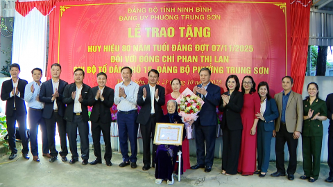 Trao huy hiệu Đảng cho Đảng vi&ecirc;n 80 năm tuổi Đảng
