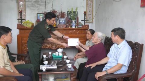 Thăm, tặng qu&agrave; gia đ&igrave;nh ch&iacute;nh s&aacute;ch, người c&oacute; c&ocirc;ng với c&aacute;ch mạng