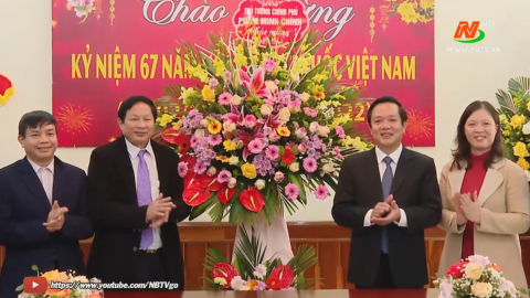 Trao hoa của Thủ tướng Ch&iacute;nh phủ ch&uacute;c mừng ng&agrave;nh Y tế Ninh B&igrave;nh nh&acirc;n Ng&agrave;y Thầy thuốc Việt Nam