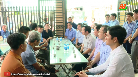 Đồng ch&iacute; Chủ tịch UBND tỉnh Phạm Quang Ngọc thăm hỏi, chia buồn với gia đ&igrave;nh c&oacute; trẻ bị đuối nước