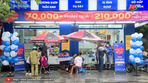 FPT Long Ch&acirc;u tặng qu&agrave; v&agrave; cấp thuốc miễn ph&iacute;