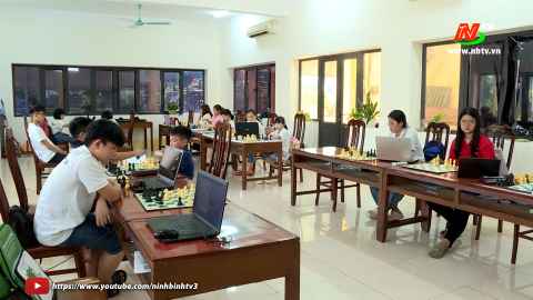 C&aacute;c kỳ thủ trẻ cờ vua được Quỹ khuyến học, khuyến t&agrave;i Đinh Bộ Lĩnh khen thưởng
