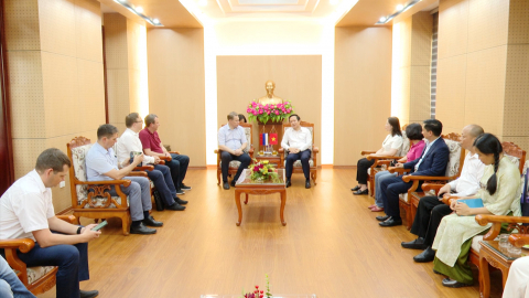 Đồng ch&iacute; Chủ tịch UBND tỉnh Phạm Quang Ngọc tiếp x&atilde; giao Đo&agrave;n c&ocirc;ng t&aacute;c của Bộ Y tế Li&ecirc;n bang Nga