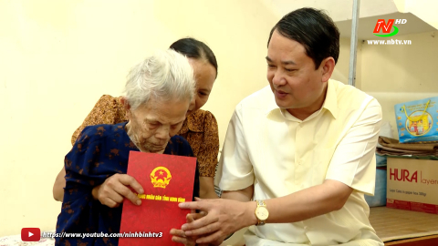 Đồng ch&iacute; Mai Văn Tuất thăm, tặng qu&agrave; mẹ Việt Nam anh h&ugrave;ng