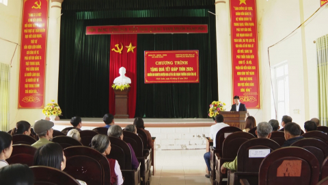 Ủy ban MTTQ Việt Nam huyện Hoa Lư trao tặng qu&agrave; Tết