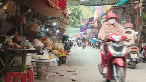 Lấn chiếm h&agrave;nh lang tại c&aacute;c chợ d&acirc;n sinh
