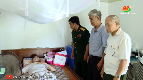 Thăm, tặng qu&agrave; nạn nh&acirc;n chất độc da cam tại c&aacute;c huyện, th&agrave;nh phố