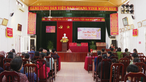Hội li&ecirc;n hiệp phụ nữ huyện Kim Sơn tặng qu&agrave; Tết