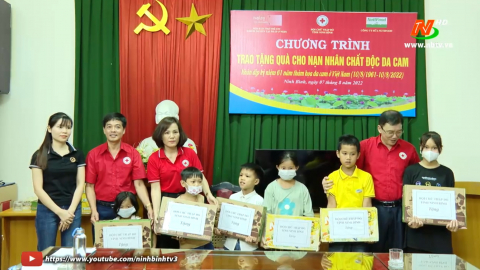 Trao tặng qu&agrave; cho nạn nh&acirc;n da cam c&oacute; ho&agrave;n cảnh kh&oacute; khăn