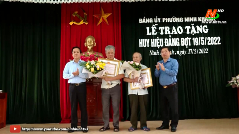 Đảng ủy phường Ninh Kh&aacute;nh, Đ&ocirc;ng Th&agrave;nh trao tặng Huy hiệu Đảng đợt 19/5