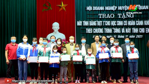 Hội Doanh nghiệp huyện Nho Quan trao tặng m&aacute;y t&iacute;nh bảng cho học sinh ngh&egrave;o