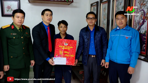Tỉnh đo&agrave;n Ninh B&igrave;nh tặng qu&agrave; Tết gia đ&igrave;nh qu&acirc;n nh&acirc;n c&oacute; ho&agrave;n cảnh kh&oacute; khăn