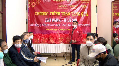 Tặng qu&agrave; cho nạn nh&acirc;n chất độc da cam v&agrave; người khuyết tật
