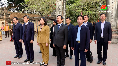 Ph&oacute; Chủ tịch nước V&otilde; Thị &Aacute;nh Xu&acirc;n d&acirc;ng hương tại Khu Di t&iacute;ch Quốc gia đặc biệt Cố đ&ocirc; Hoa Lư