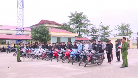 Đấu tranh với h&agrave;nh vi lạng l&aacute;ch, đ&aacute;nh v&otilde;ng