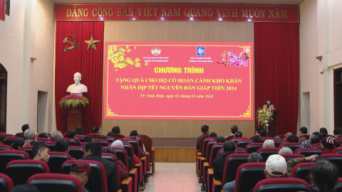Trao tặng 100 suất qu&agrave; Tết cho hộ d&acirc;n c&oacute; ho&agrave;n cảnh kh&oacute; khăn 