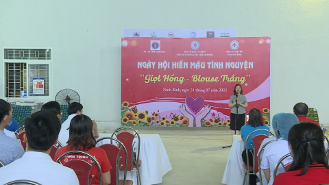 Ng&agrave;y hội hiến m&aacute;u t&igrave;nh nguyện " Giọt hồng - Blouse trắng "