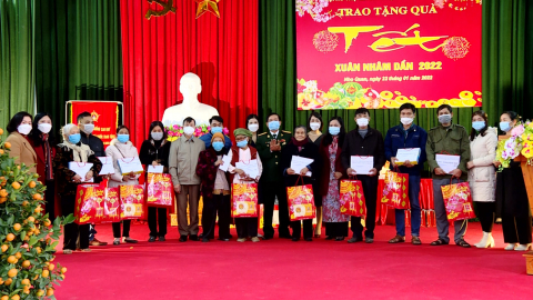 Thăm, tặng qu&agrave; nh&acirc;n dịp tết Nguy&ecirc;n Đ&aacute;n 2022