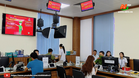 Nhiều phụ huynh đưa trẻ đi l&agrave;m thẻ căn cước