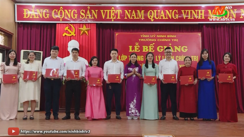 Bế giảng lớp Trung cấp L&yacute; luận ch&iacute;nh trị hệ tập trung kho&aacute; XII