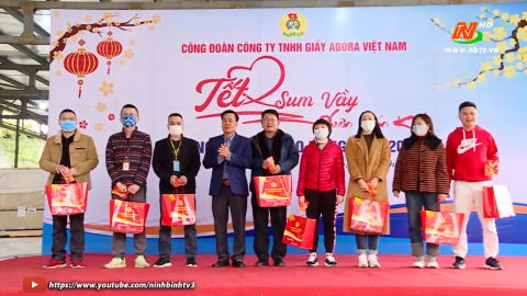 LĐLĐ tỉnh tặng qu&agrave; c&aacute;c chuy&ecirc;n gia nước ngo&agrave;i 