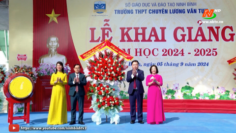 Đồng ch&iacute; Ph&oacute; Chủ tịch Thường trực UBND tỉnh Tống Quang Th&igrave;n dự khai giảng tại Trường THPT chuy&ecirc;n Lương Văn Tụy