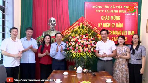 Đồng ch&iacute; Ph&oacute; B&iacute; thư Thường trực Tỉnh uỷ thăm, ch&uacute;c mừng c&aacute;c cơ quan th&ocirc;ng tấn, b&aacute;o ch&iacute; nh&acirc;n kỉ niệm 97 năm Ng&agrave;y B&aacute;o ch&iacute; c&aacute;ch mạng Việt Nam
