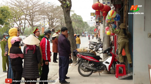 Kim Sơn ra qu&acirc;n giải tỏa vi phạm h&agrave;nh lang đường bộ