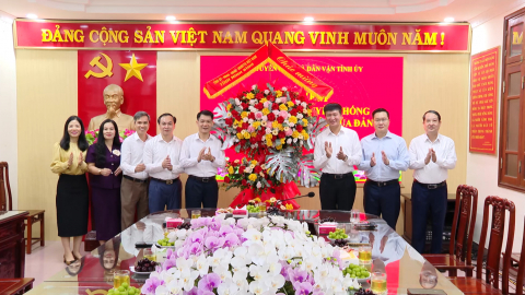 Đồng ch&iacute; B&iacute; thư Tỉnh ủy ch&uacute;c mừng Ng&agrave;y truyền thống c&ocirc;ng t&aacute;c Tuy&ecirc;n gi&aacute;o của Đảng