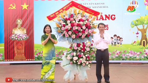Đồng ch&iacute; Ph&oacute; Chủ tịch Thường trực HĐND tỉnh dự Lễ khai giảng năm học mới tại trường tiểu học Kh&aacute;nh H&ograve;a