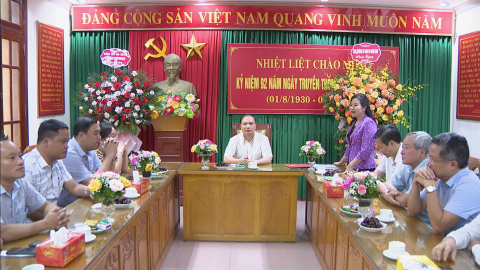 Đồng ch&iacute; Ph&oacute; B&iacute; thư Thường trực Tỉnh ủy ch&uacute;c mừng ng&agrave;y truyền thống ng&agrave;nh Tuy&ecirc;n gi&aacute;o