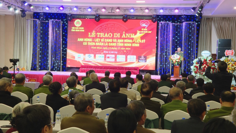 Trao Di ảnh cho th&acirc;n nh&acirc;n Anh h&ugrave;ng - Liệt sĩ C&ocirc;ng an nh&acirc;n d&acirc;n tỉnh