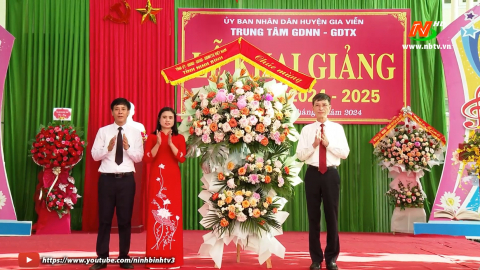 Đồng ch&iacute; Trưởng Ban Tổ chức Tỉnh ủy T&ocirc; Văn Từ dự khai giảng năm học mới