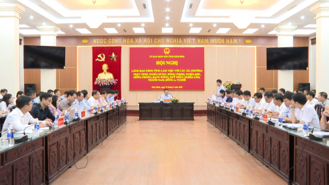 L&atilde;nh đạo UBND tỉnh l&agrave;m việc với c&aacute;c x&atilde; , phường