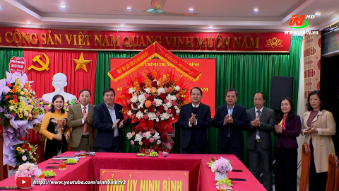 Đồng ch&iacute; Ph&oacute; b&iacute; thư thường trực Tỉnh ủy, chủ tịch HĐND tỉnh thăm, ch&uacute;c mừng nh&acirc;n ng&agrave;y ng&agrave;y nh&agrave; gi&aacute;o Việt Nam