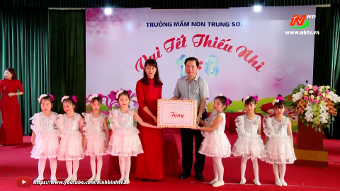 Đồng ch&iacute; Tống Quang Th&igrave;n thăm v&agrave; tặng qu&agrave; tết thiếu nhi