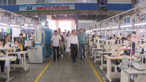 Đồng ch&iacute; chủ tịch UBND tỉnh kiểm tra sản xuất, kinh doanh tại CCN Gia V&acirc;n