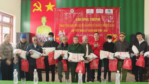 Tặng qu&agrave; Tết cho người c&oacute; ho&agrave;n cảnh kh&oacute; khăn huyện Kim Sơn