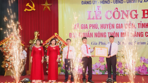 Gia Ph&uacute; đ&oacute;n Bằng c&ocirc;ng nhận x&atilde; đạt chuẩn n&ocirc;ng th&ocirc;n mới n&acirc;ng cao năm 2023