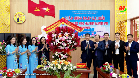 Đồng ch&iacute; B&iacute; thư Tỉnh ủy thăm, ch&uacute;c mừng nh&acirc;n Kỷ niệm ng&agrave;y Nh&agrave; gi&aacute;o Việt Nam