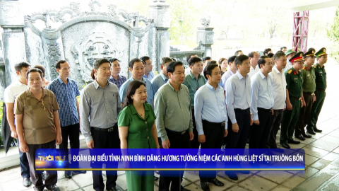 Đo&agrave;n đại biểu tỉnh Ninh B&igrave;nh d&acirc;ng hương tưởng niệm c&aacute;c anh h&ugrave;ng liệt sỹ tại Tru&ocirc;ng Bồn