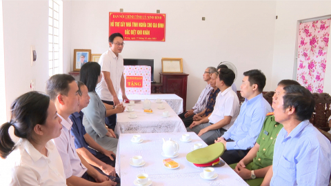 Ban Nội ch&iacute;nh tỉnh ủy trao tiền hỗ trợ x&acirc;y dựng nh&agrave; t&igrave;nh nghĩa