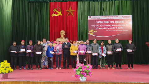 Y&ecirc;n M&ocirc; trao qu&agrave; cho hộ cận ngh&egrave;o nh&acirc;n dịp Tết gi&aacute;p th&igrave;n