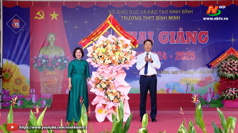 Đồng ch&iacute; Ph&oacute; Chủ tịch UBND tỉnh Trần Song T&ugrave;ng dự khai giảng tại Trường THPT B&igrave;nh Minh
